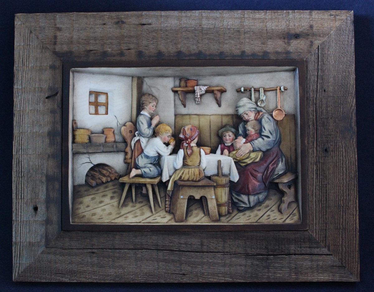 Scultura in legno rilievo nonna con bambini