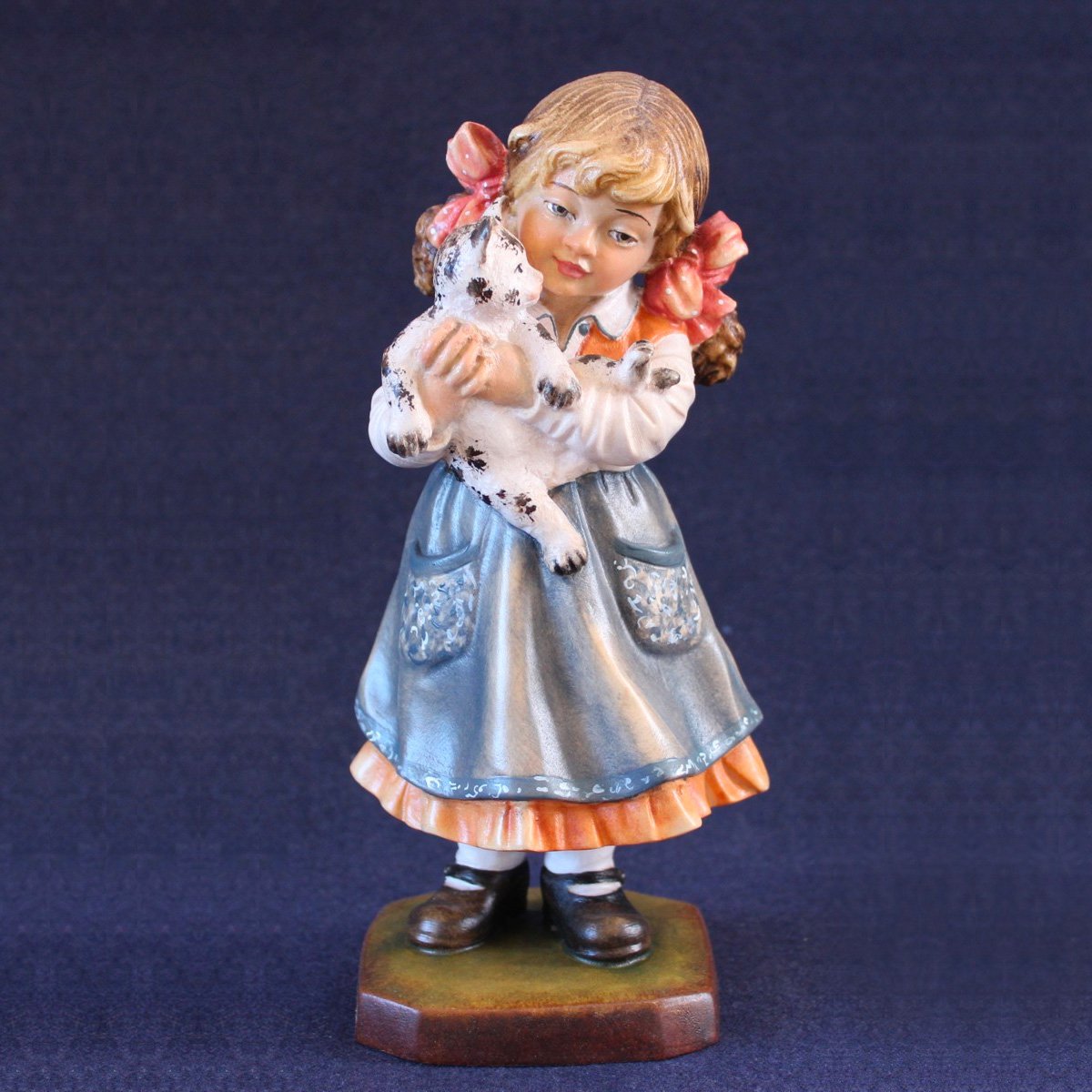 Scultura Bambina con gatto in braccio