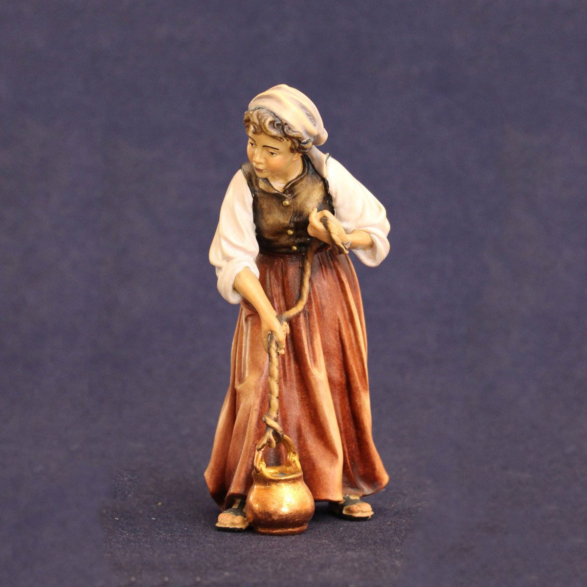 Donna Al Pozzo Statuina Legno