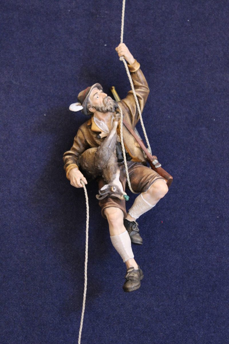 Statuina intagliata in legno cacciatore su fune